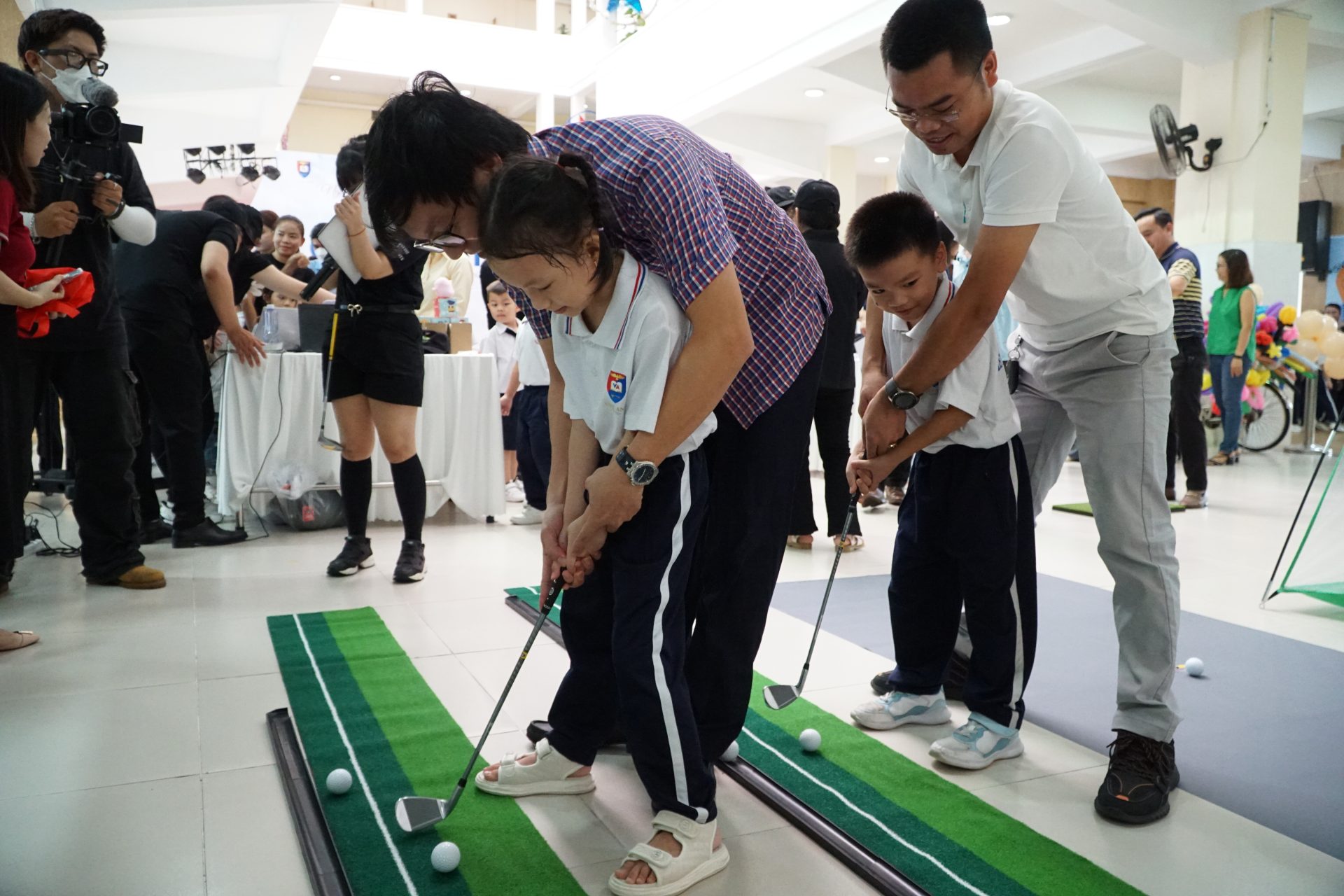 Các phụ huynh hào hứng cùng con tham gia trải nghiệm chơi Golf